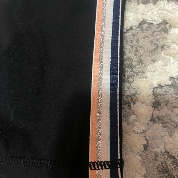 Zyia lot Gray Ombre Leggings, black leggings, and white sports bra - Picture 2 of 9